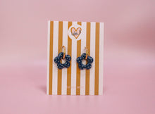 Charger l'image dans la galerie, Pampilles fleurs bleu marine à pois crème