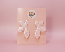 Charger l'image dans la galerie, Boucles d’oreilles Alma blanc &amp; paillettes Summer