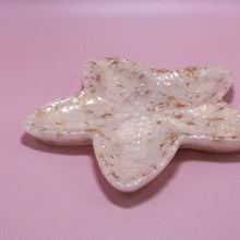 Charger l'image dans la galerie, Coupelle à bijoux étoile de mer crème &amp; feuilles d’or