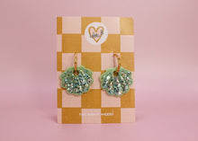 Charger l'image dans la galerie, Pampilles coquillages vert doux &amp; paillettes