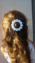 Charger l&#39;image dans la galerie, Barrette Fleur paillettes blanches